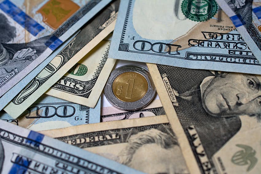 El peso cae por debajo de 17.5 frente al dólar estadounidense, alcanzando su mejor nivel desde 2024.