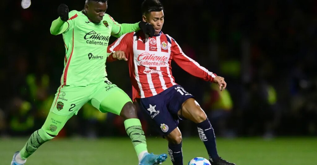 Gol tardío da a Chivas victoria clave para mantenerse en la cima de la Liga MX.