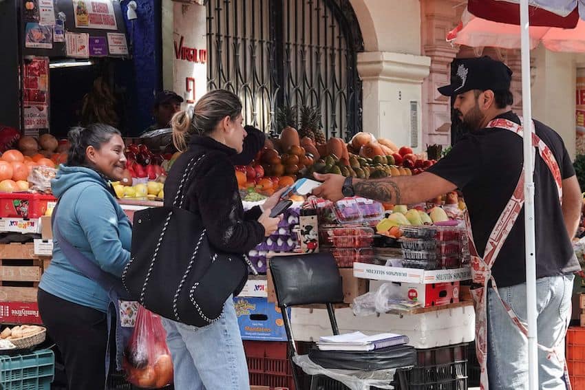 La economía creció un 2.3% en diciembre, pero el crecimiento anual se mantiene por debajo del 1%