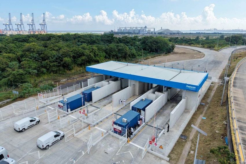 Las exportaciones de México en 2025 alcanzan un récord, generando el primer superávit comercial en 4 años.