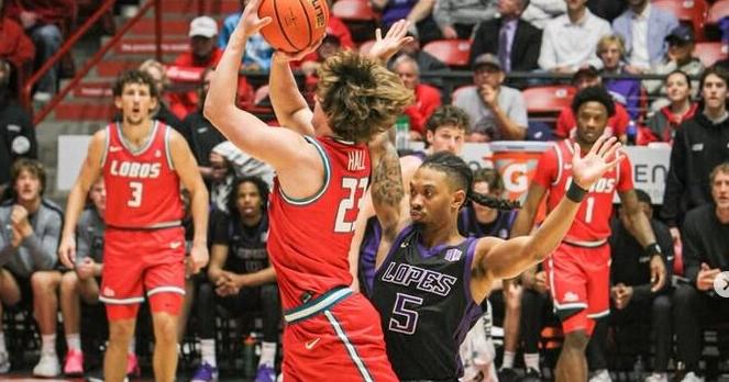 Los Lobos dan una sólida lección a El Pit con una victoria de 87-64.