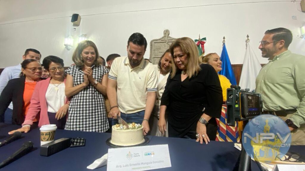 Los ediles festejan el cumpleaños del alcalde en la sesión ordinaria