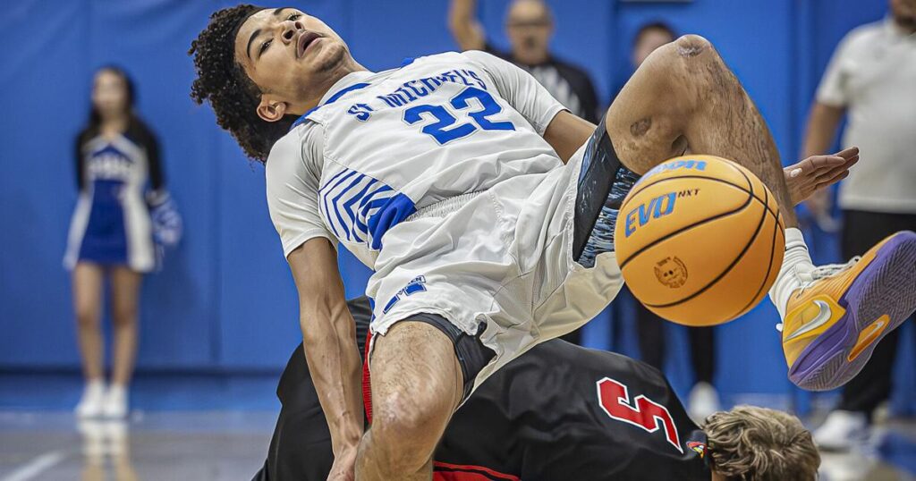 Los jinetes dominan al campeón estatal defensor Robertson 64-36