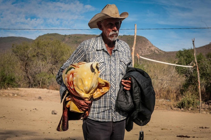 SEBIDES asegura la entrega de apoyos invernales a las comunidades de la sierra en El Fuerte