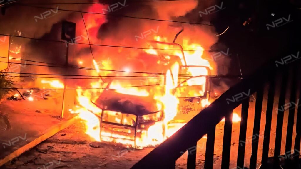 Choques y patrulla incendiada tras persecución a alta velocidad en Puerto Vallarta