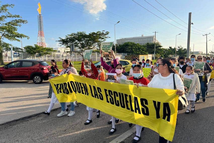 Familias exigen reubicar 2 escuelas cercanas a la refinería de Dos Bocas por contaminación y ruido.