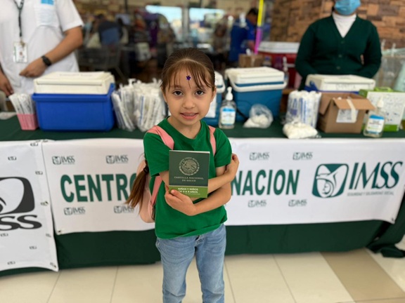 Familias se dirigen a grandes centros en Sinaloa para inmunizarse contra el sarampión