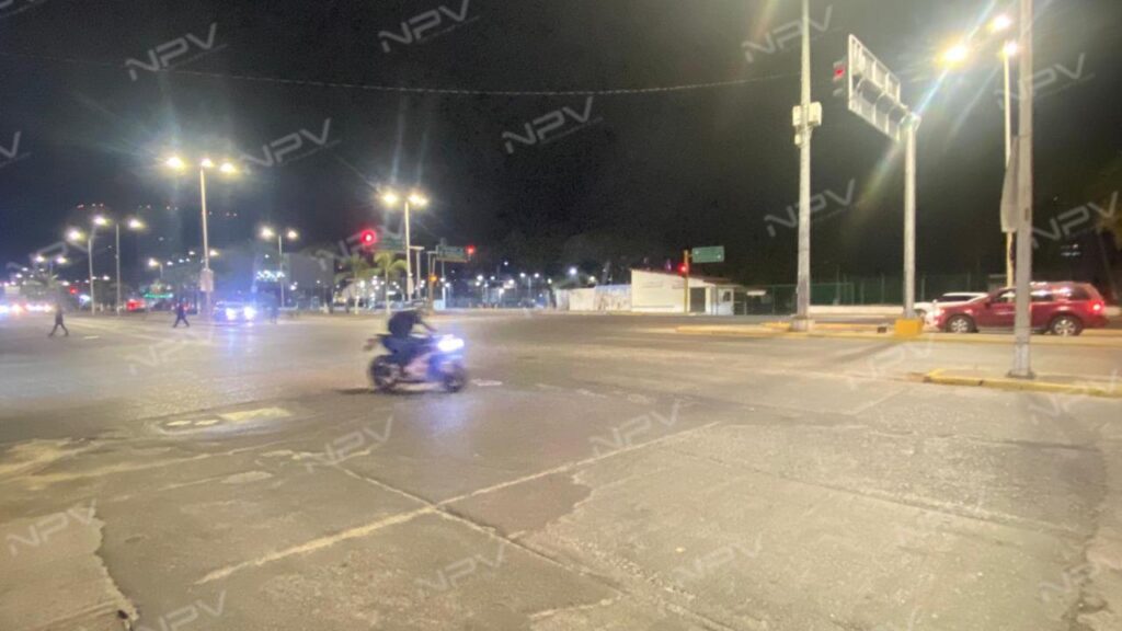Manifestantes despejan la avenida Francisco Medina después de varias horas de bloqueo