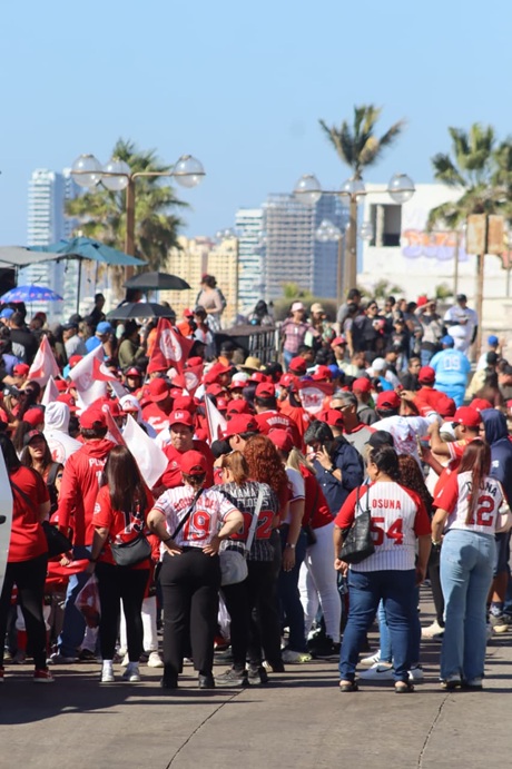 Mazatlán celebra con alegría y béisbol en el colorido desfile de ligas infantiles