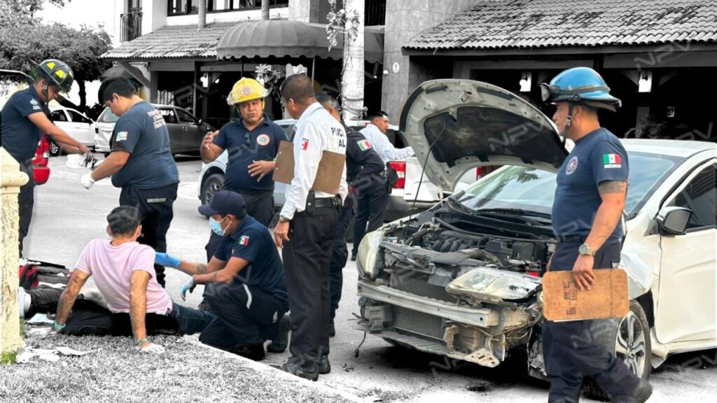 Padre e hijo heridos en violento accidente frente a Costco