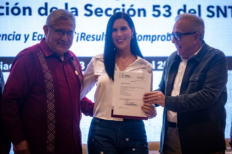 Rubén Rocha Moya proporciona 1,058 bases a empleados del SNTE 53, garantizando estabilidad laboral