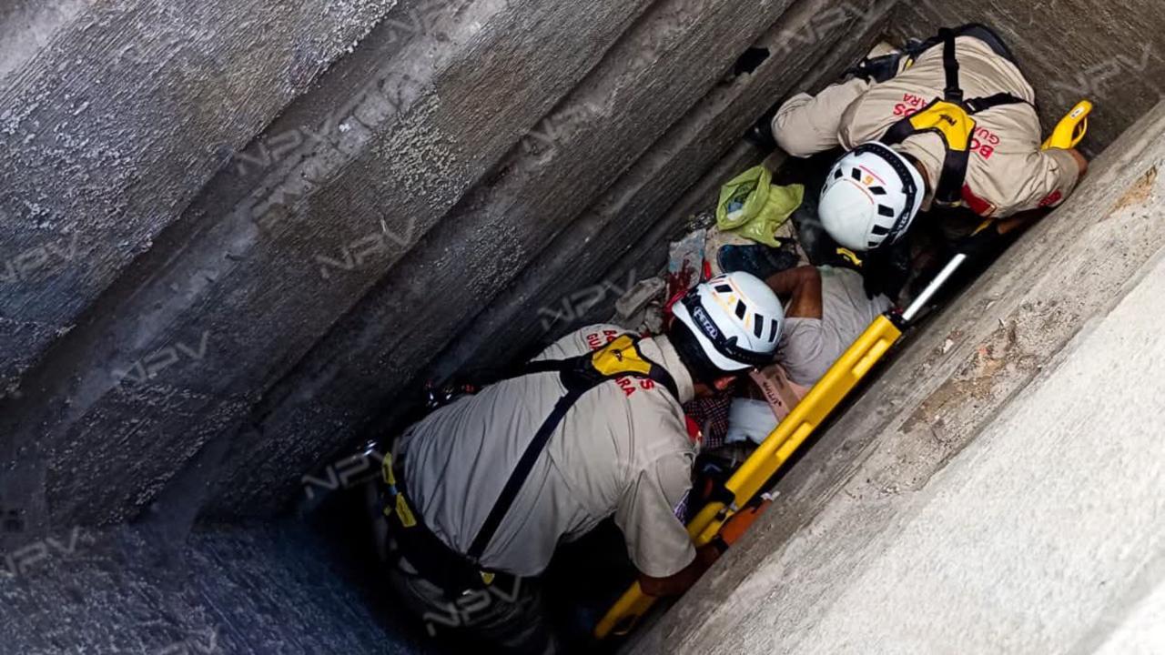 Un hombre se desploma en una tumba del panteón de Guadalajara