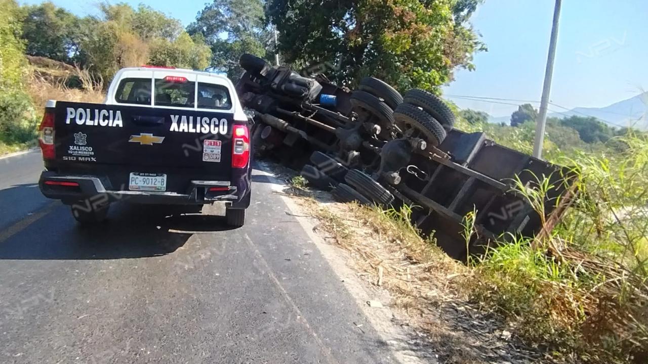 Camión de caña vuelca en la carretera Tepic-Puerto Vallarta