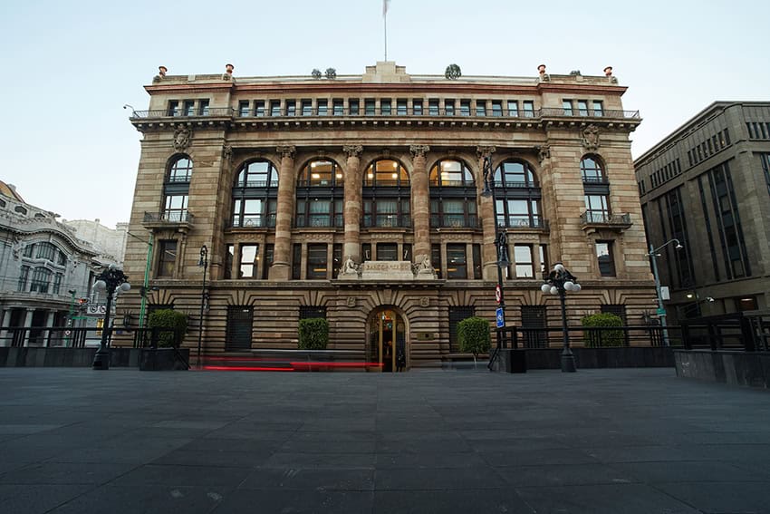 Desafiando las expectativas, el banco central reduce la tasa de interés a pesar de la presión inflacionaria.