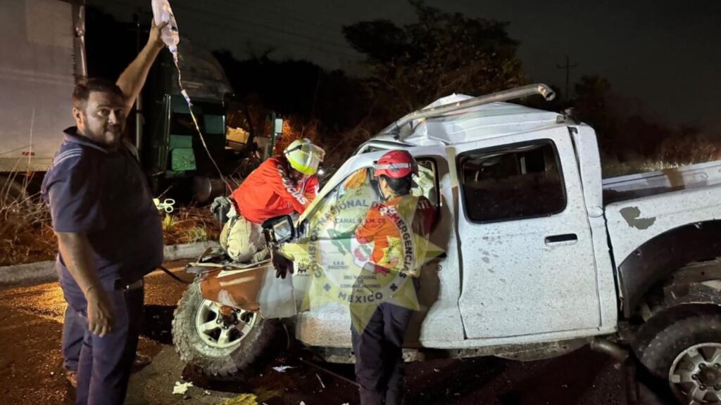 Impactante accidente en la carretera Tepic Mazatlán deja a una persona atrapada