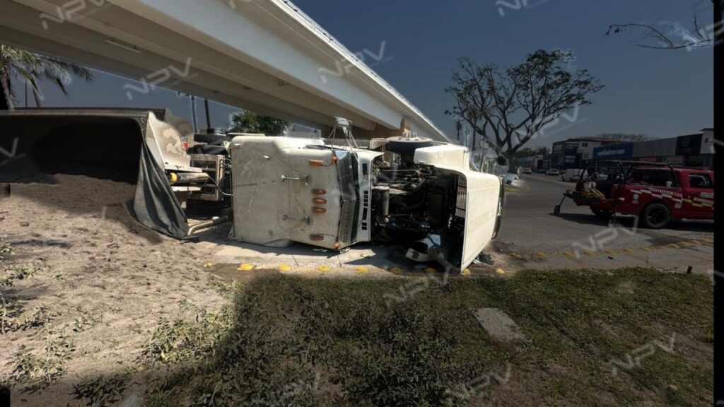 Impactante volcadura de un camión volquete en el cruce de Las Juntas