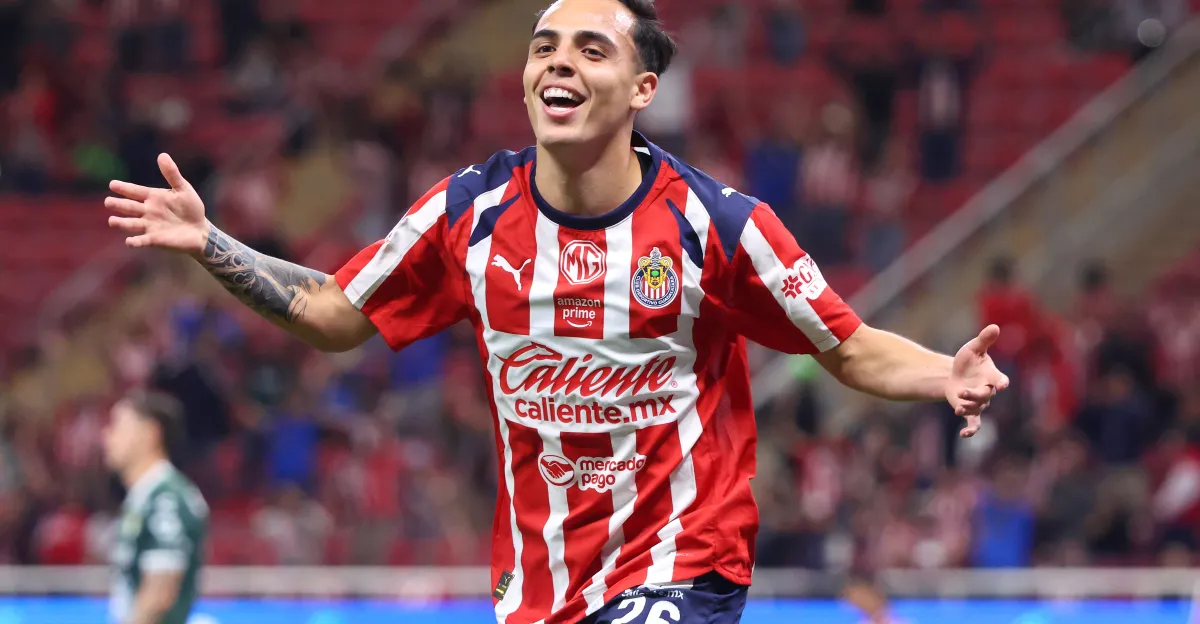 Las Chivas derrotan al León y recuperan el primer lugar de la Liga MX.