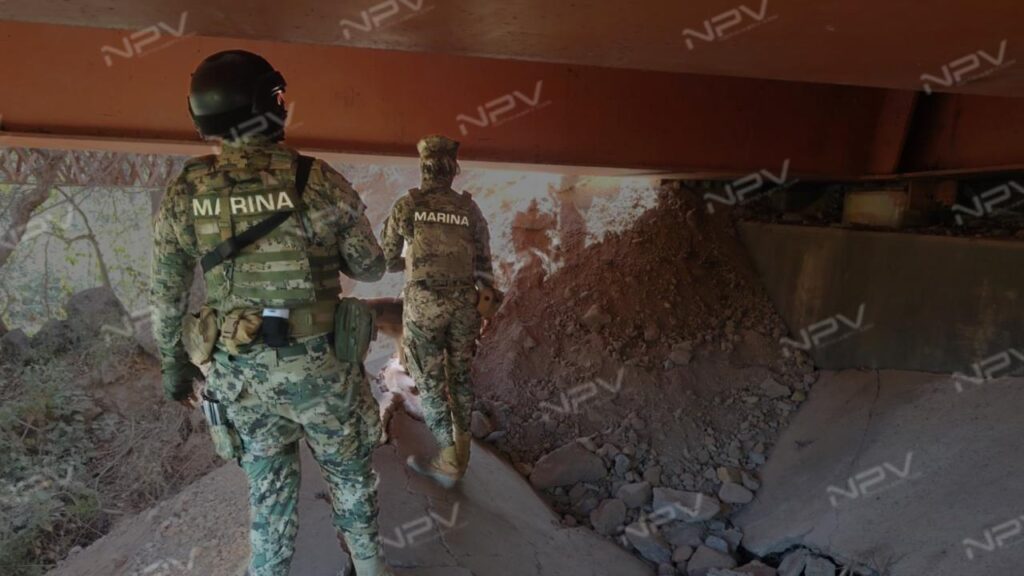 Marinos y soldados rastrean explosivos en los puentes de la carretera 544