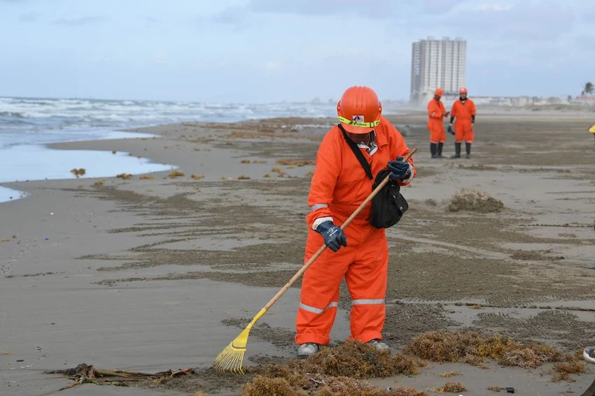 Resumen semanal de México: recorte sorpresivo de tasas, depreciación del peso y un derrame petrolero que se transforma en un problema político