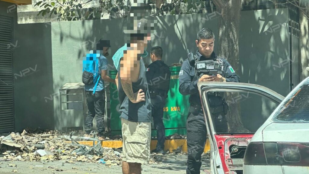 Detienen a personas robando en Oxxo vandalizado de El Pitillal