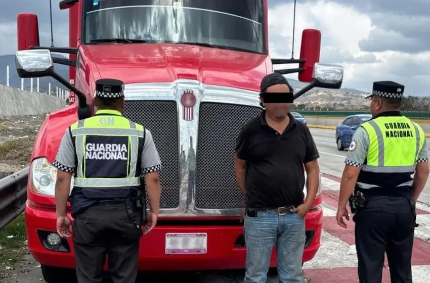La Guardia Nacional detiene a un chofer de camión con 66,000 litros de combustible ilegal.