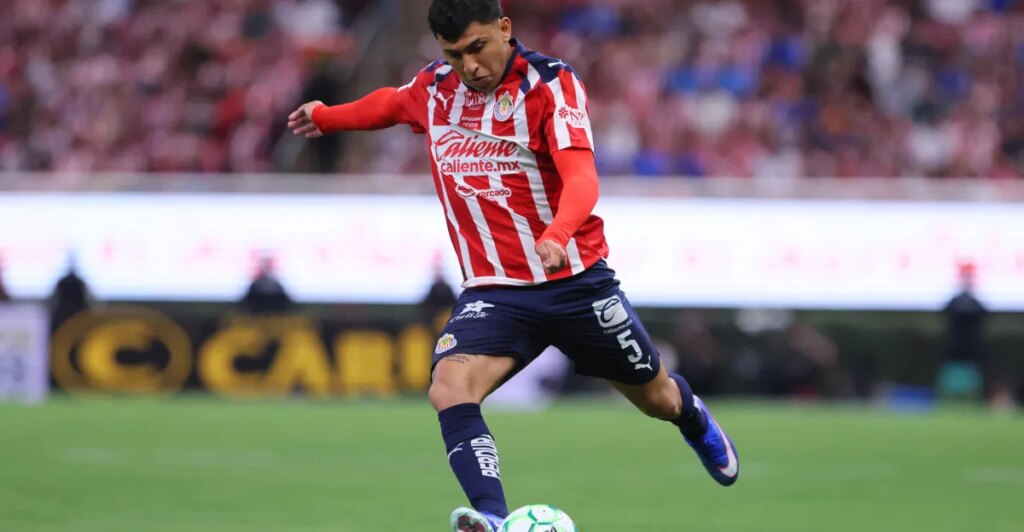 Las Chivas aplastan al Puebla y se aseguran el primer lugar.