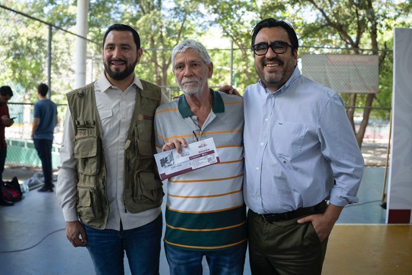 Más de mil adultos mayores reciben tarjetas del Bienestar en Culiacán