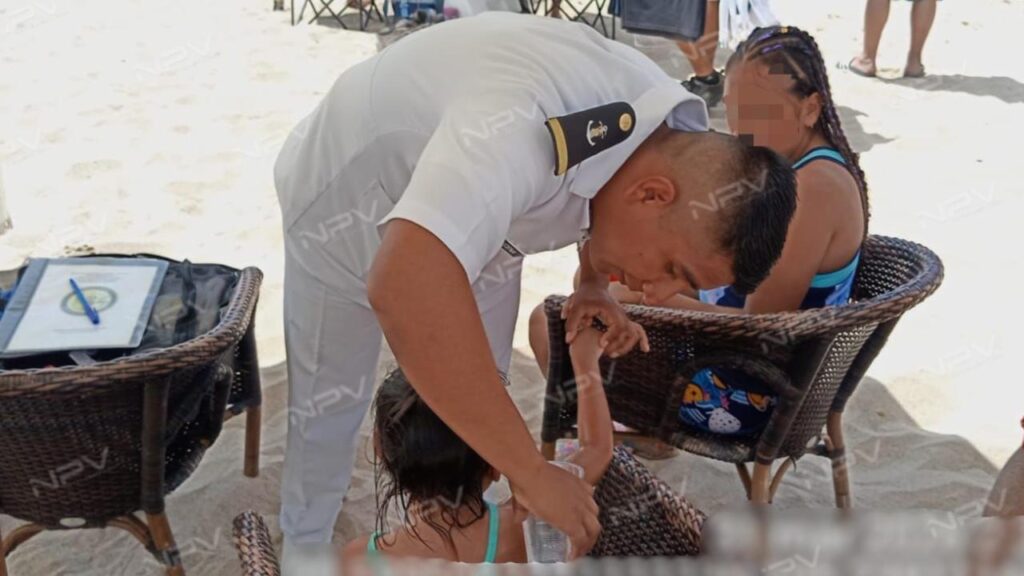 Médicos de Marina brindan auxilio a dos niños en la playa Los Muertos