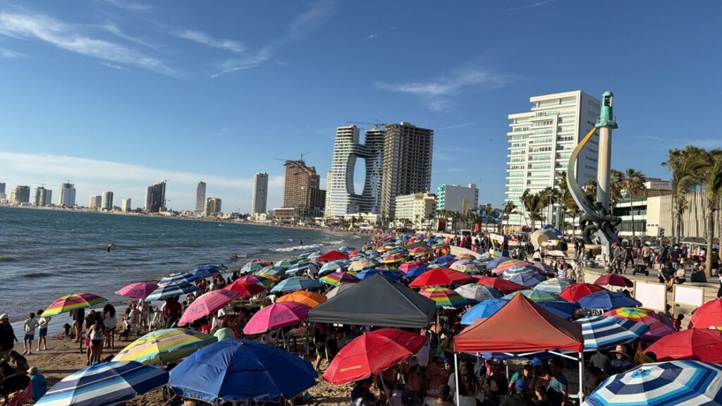 Sinaloa alcanza récord en Semana Santa con 2.8 millones de visitantes y más de 3,648 mdp en ingresos económicos según autoridades.