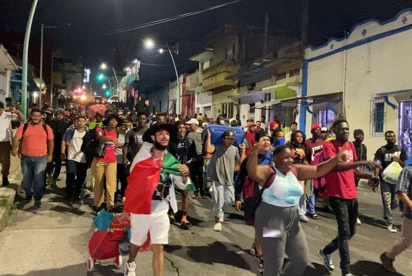 Una nueva caravana de migrantes parte de Chiapas hacia la Ciudad de México en busca de visas laborales para trabajar en el país.