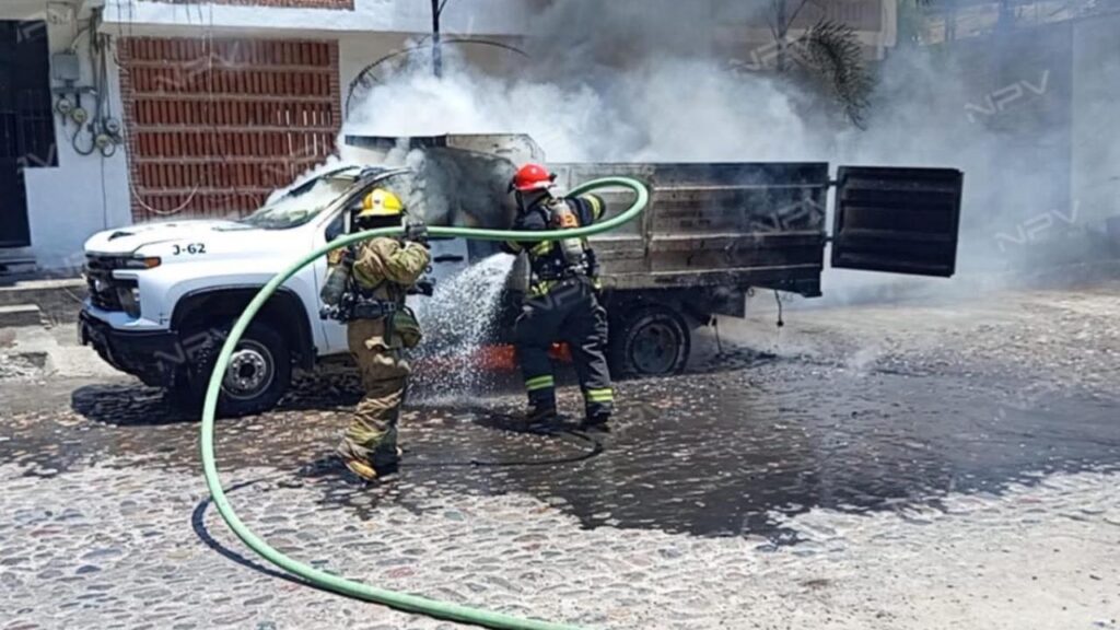 Incendio de camioneta en la colonia Las Canoas